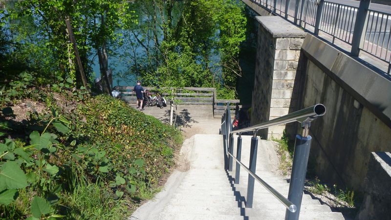 Pont de Jons .. sortez le monte charge pour rejoindre ViaRhôna ..