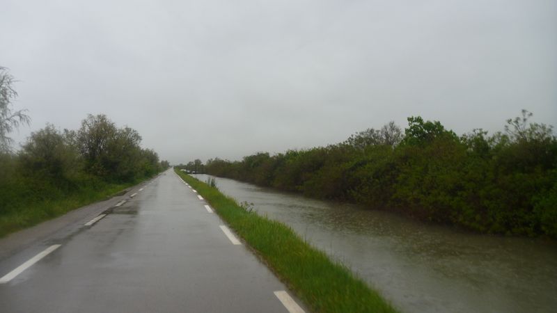 Direction Gallician, par la Robine : Canal des Capettes sur la D 779, étang du Charnier ..