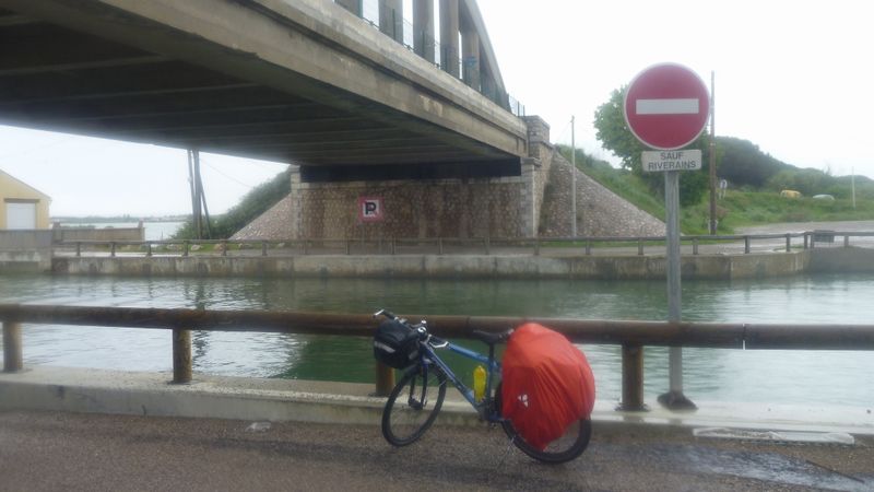 Canal du Rhône à Sète : On ne passe pas .. c'est de toutes les façons trop boueux..