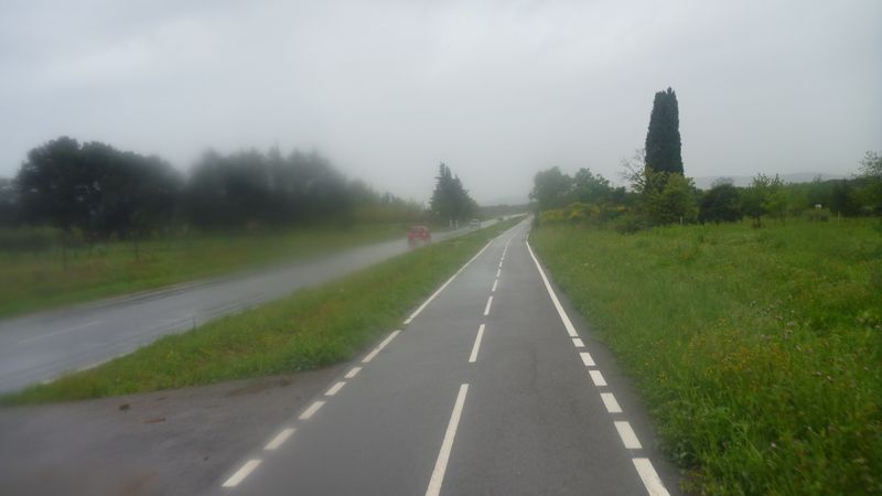 ViaRhôna ? : Pluie sur la route menant à Vic la Gardiole ..