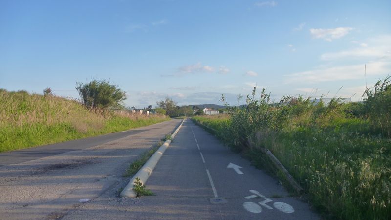 Repartons vers le Nord Est : on tombe sur une piste cyclable sortie de nulle part, après l'ancien port de Sète