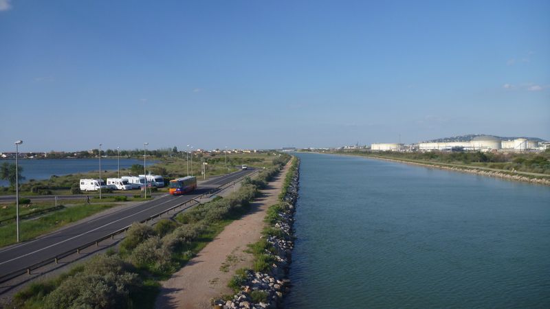 Le canal du Rhône à Sète et les citernes de Frontignan, ca ne doit pas être du liquoreux ..