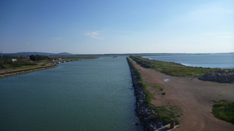 Le canal du Rhôna à Sète : Retour vers l'Est en partant de Sète, le halage à droite , à Bicyckette ?