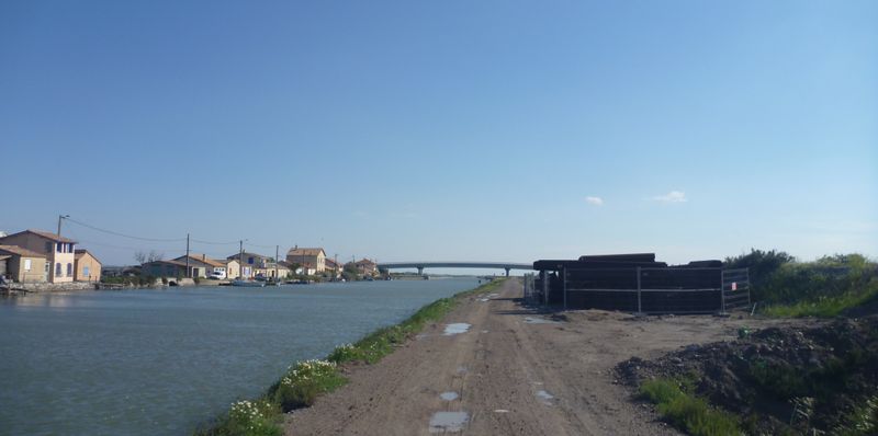 Le halage du canal du Rhône à Sète, en remontant vers l'Est , en avril 2015 ..