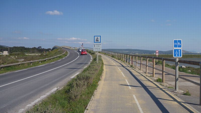 Piste cyclable vers Vic la Gardiole en avril 2015 : pas d'indication de direction, ni de ViaRhôna
