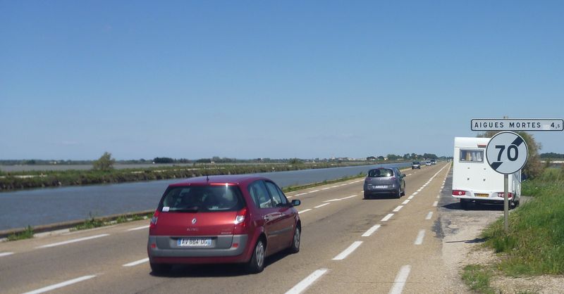 La piste cyclable étant en cours de travaux, suivons la route de Aigues mortes