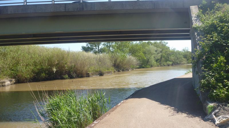 ViaRhôna à Aigues mortes en avril 2015 : Ya danger ici de tomber dans le canal ; Une barrière est indispensable
