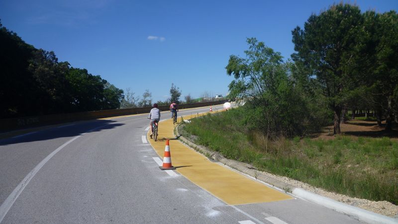 Bande cyclable sur la D 46, pont des Tourades en avril 2015.. ViaRhôna Gallician Aigues Mortes