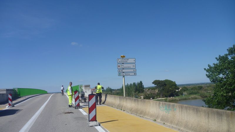 Travaux en cours en avril 2015 sur ViaRhôna, pont sur le D 46, Gard, pont des Tourades