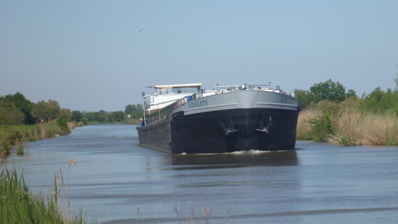 Belle Barge sur le Canal du Rhône à Sète en avril 2015