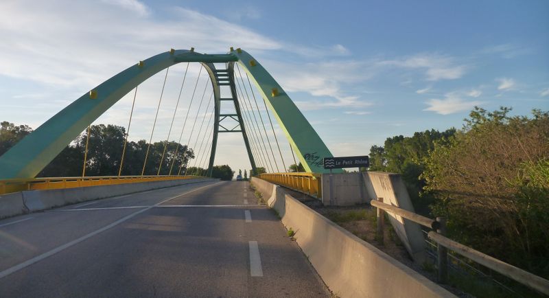 Pont sur le petit Rhône , du côté de saint Gilles (Gard) , vu en 2015