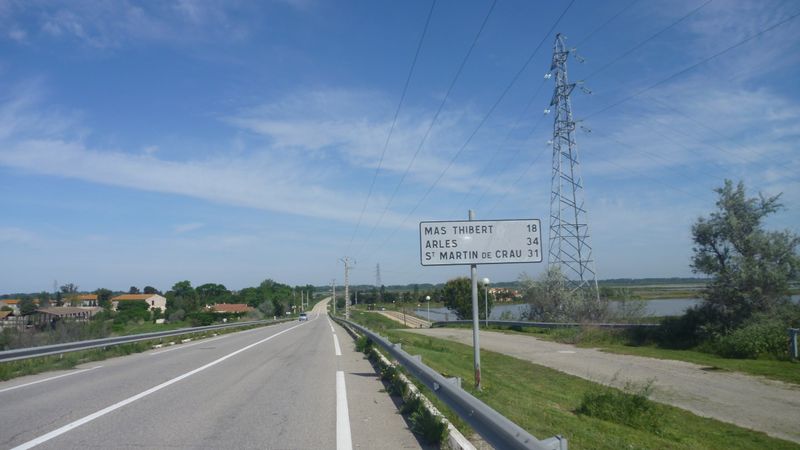 En route vers Arles par la D 35, vent du Nord.. dit Mistral
