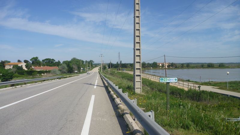 ViaRhôna D 35 ; au niveau du parc éolien de Port saint Louis du Rhône, en 2015