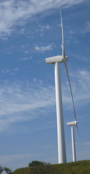 Eolienne du parc Eolienne de Ports saint Louis du Rhône en avril 2015 : 49 m de haut, 850 Kw