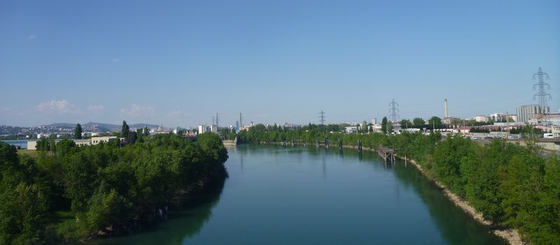 Belle vue du Rhône au sud de Lyon depuis la piste cylable de l'A7