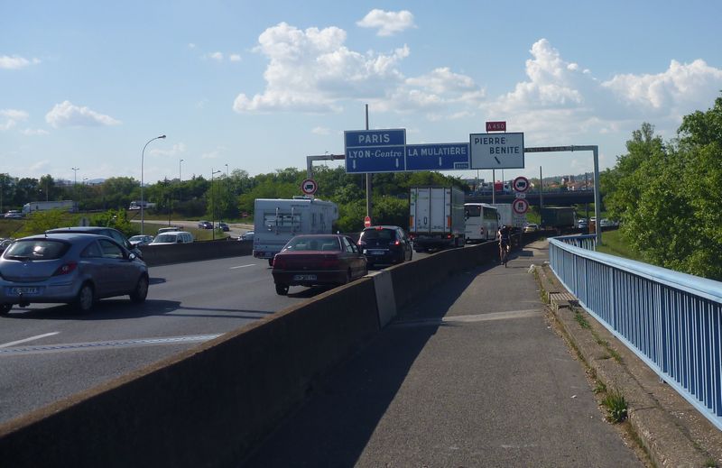 a bicyclette sur le pont autoroutier Lyon sud A7 en 2015