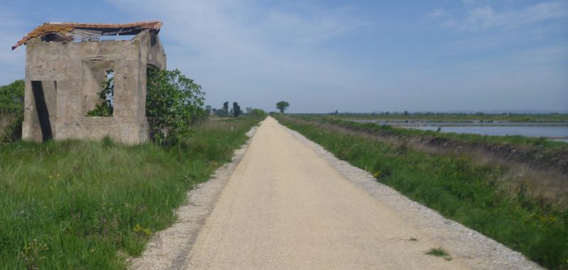 Masure longeant ViaRhôna entre Arles et Port saint Louis du Rhône en 2015