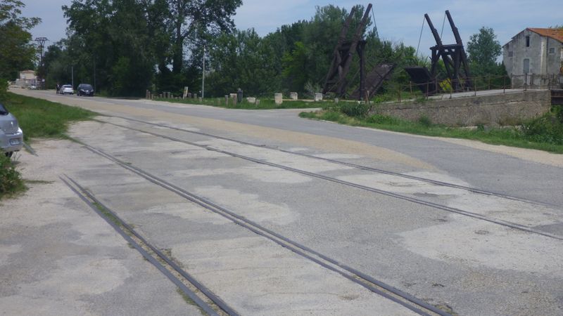 Rails obliques à Arles en 2015 ! Danger pour les trangers