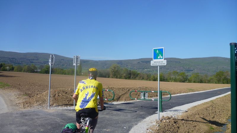 Gilbert du Codep 74 de la FFCT sur la nouvelle piste ViaRhôna à Valleiry en mai 2015