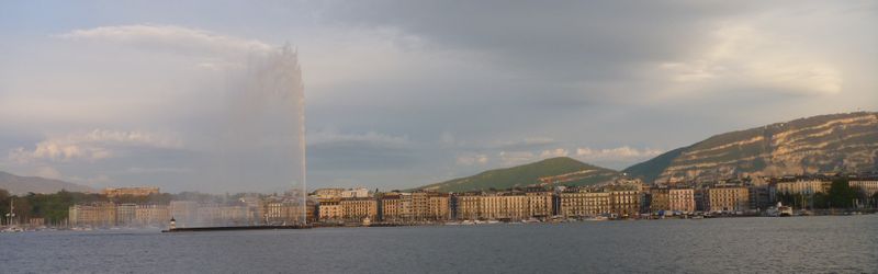 Arrivée à Genève en 2015, devant le jet d'eau en éjaculation nocturne