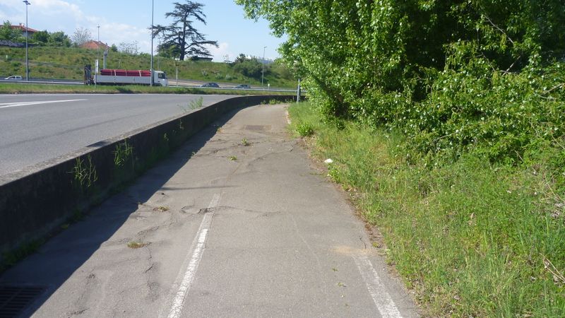Arrivée à Pierre Bénite sur une piste dite cyclable .. en 2015