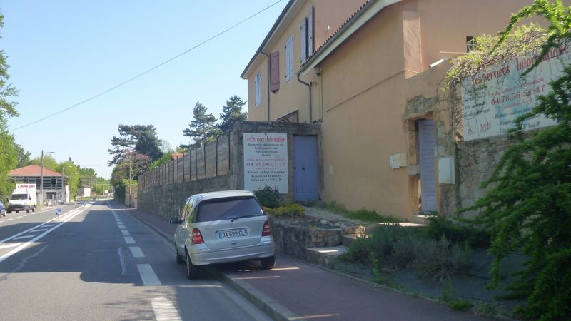 Connards garés sur la bande cyclable de la D 315 Pierre Bénite Vernaison en avril 2015