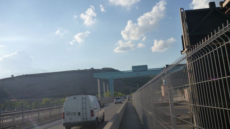Bandelette presque cyclable sur le barrage de Vaugris en 2015