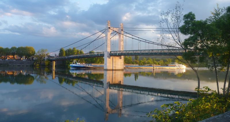 Barge passant sous le Pont qui enjambe le Rhône à Ampuis