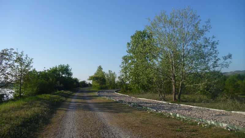 Travaux sur Voie dite Verte ViaRhôna Ampuis : Faire et défaire c'est faire, zont mis le Bidim cette fois 