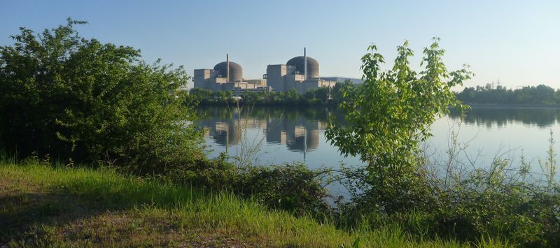 Centrale atomique de Chavannay vue en 2015, depuis ViaRhôna