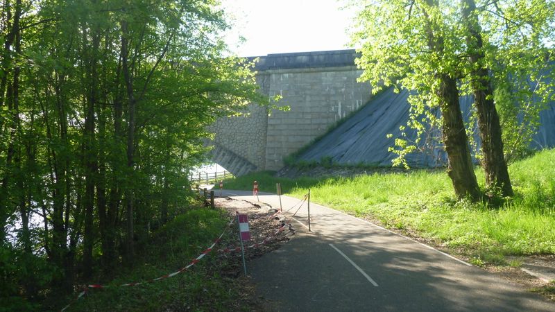 ViaRhôna du côté de Belley en 2015 , pas terminée dejà abîmée et ceci depuis 2012 ..