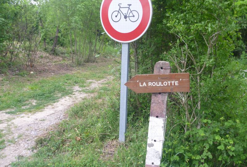 Fin de la voie verte de La Payre, sans autre forme de procès : La roulotte en 2015