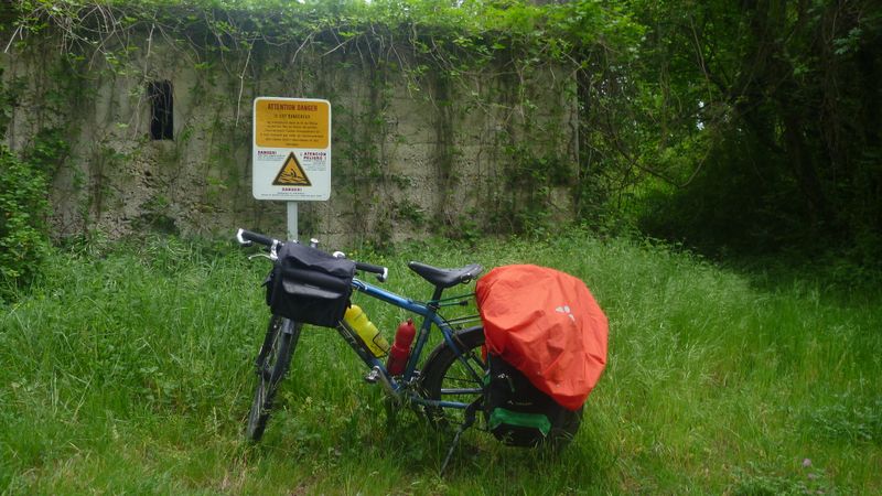 Fanette à la recherche de ViaRhôna le long de la D 86; en 2015, à Baix