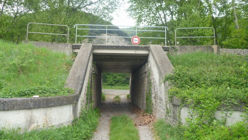 ViaRhôna tangente la voie de chemin de fer côté D 86 entre Baix et Cruas