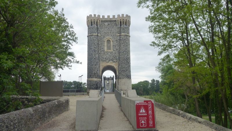 La sempiternelle photo de la passerelle de Roquemaure en Avril 2015