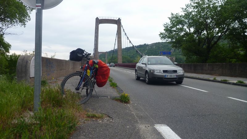 Sortie du pont sur le Rhône en 2015 , côté Viviers, un petit effort pour ViaRhôna et ce sera parfait ..