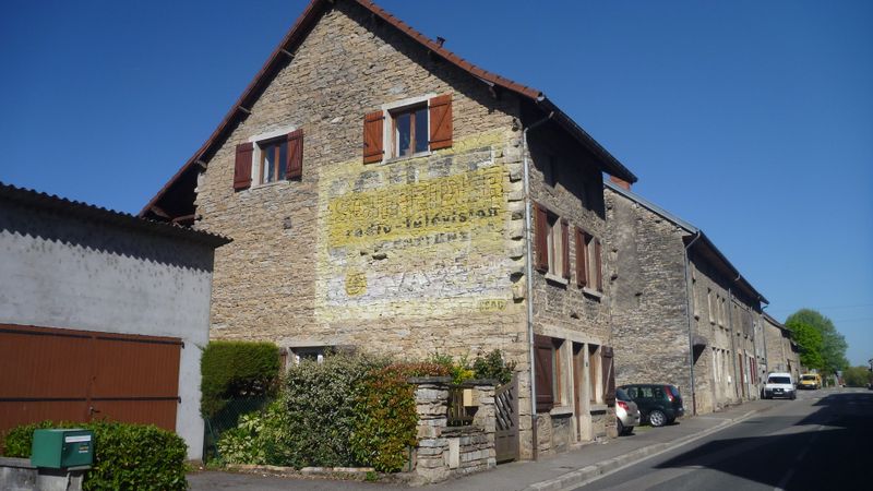 Ancienne Pub visible à Brénaz en 2015