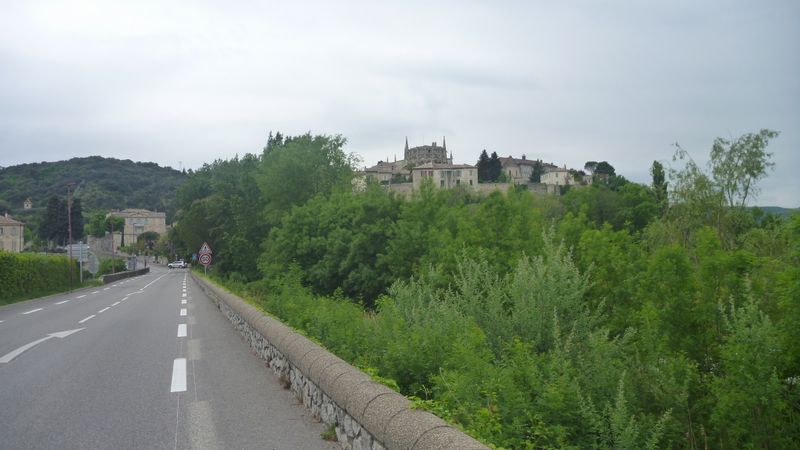 Arrivée à Viviers en Ardèche : allez jeter un oeil à la Cathédrale Saint Vincent