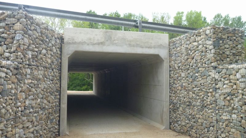 Passage sous la D 93 N au niveau des barrages de Donzère