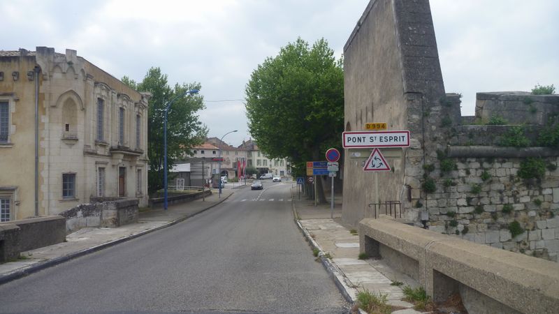Arrivée à Pont saint Esprit par la ViaRhôna : Aucune trace, ni évocation du parcours ..