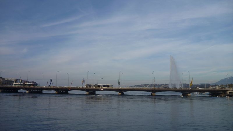 Départ Genève : Pont du Mont Blanc sous le jet d'eau