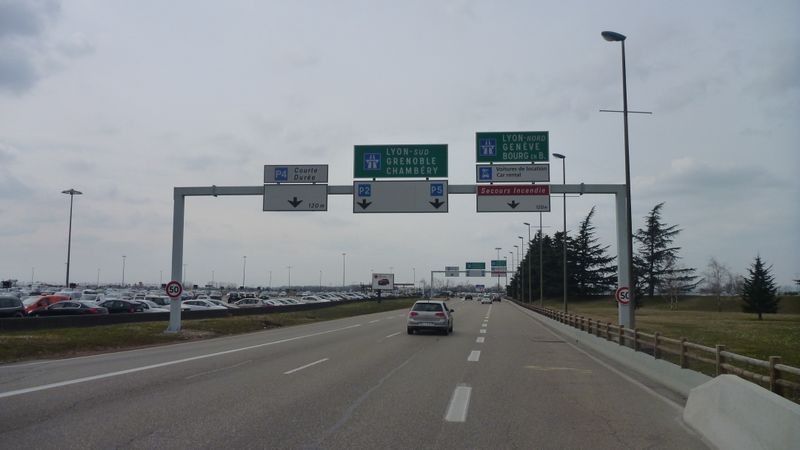 ET nous tentons de resortir à bicyclette de l'aéroport de Lyon Saint Exupéry Satolas