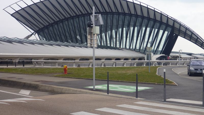 Lyon aéroport : Claudio y voit une bandelette cyclable mais sans savoir ou elle mène..