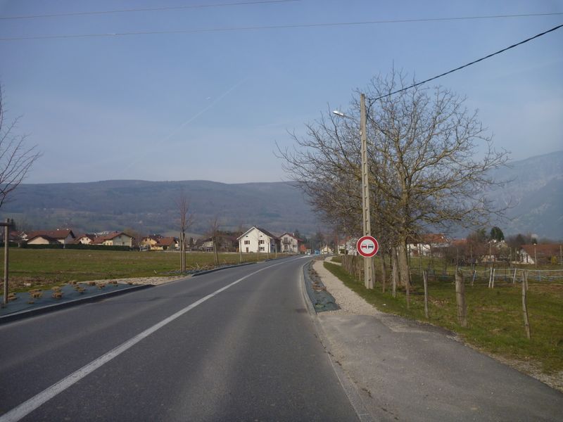 Arrivée à Vulbens sur le D 1206 : z'auraient pu aménager les bords pour les cyclistes locaux ou autres!