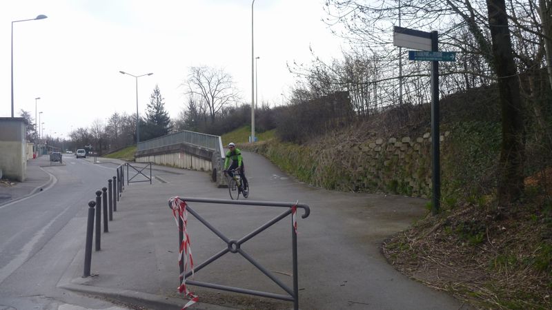 Noeud du pont de la Croix Luizet , balisage vélo discret mais pas ViaRhôna