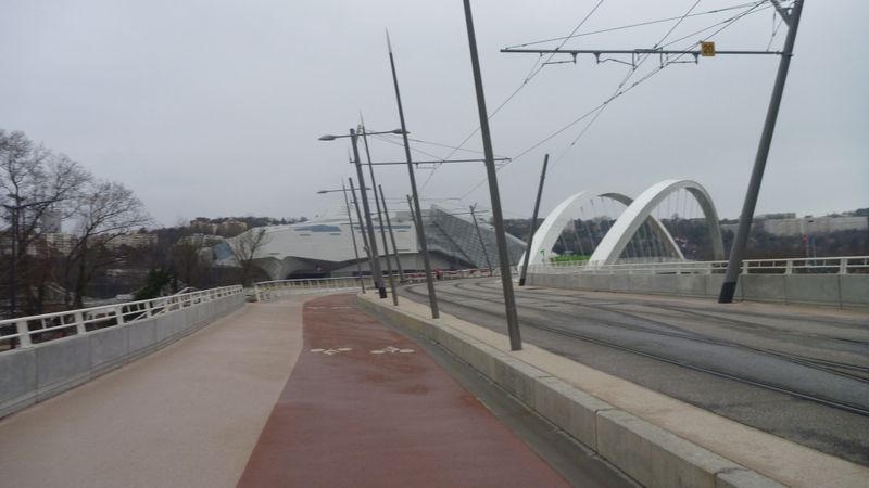 Piste cyclable sur le pont Raymond Barre en 2015