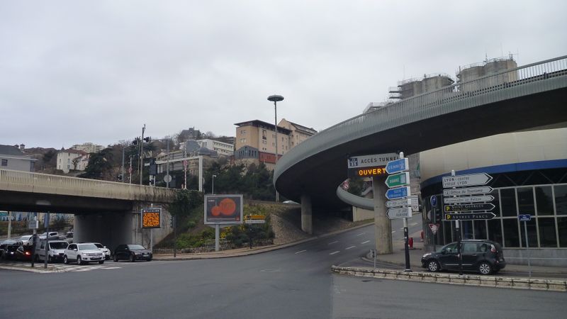 Secteur de Perrache tunnel de Fourvière, délicat pour les vélos : passage à pied pour le sud