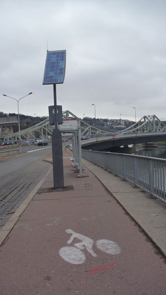 C'est une piste dite cyclable à Lyon à la Confluence en 2015