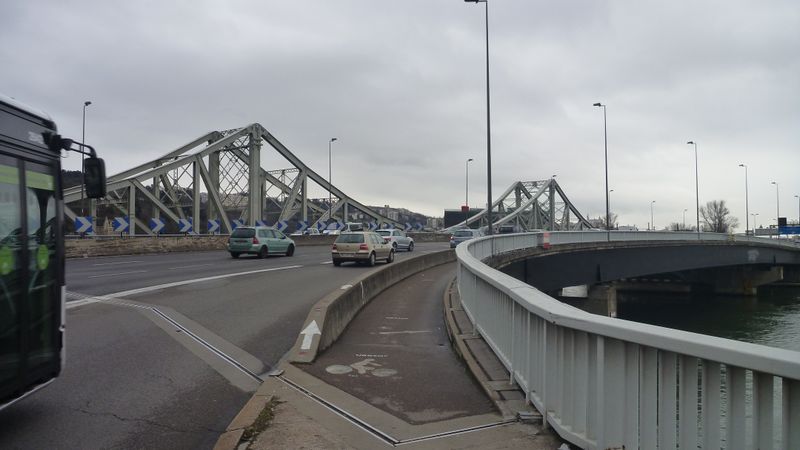 Lançons nous à Bicyclette sur le pont à la confluence Rhône Saône à Lyon 2015