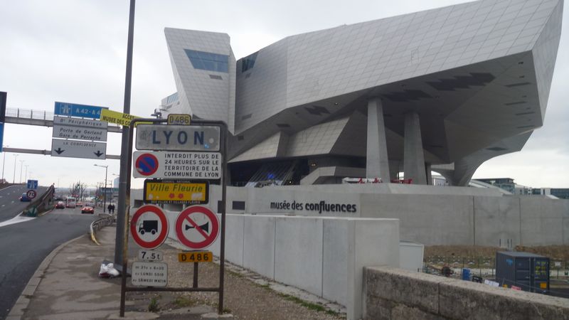 Voila l'état de la piste dite cyclable à Lyon au niveau de la Confluence.. désolant